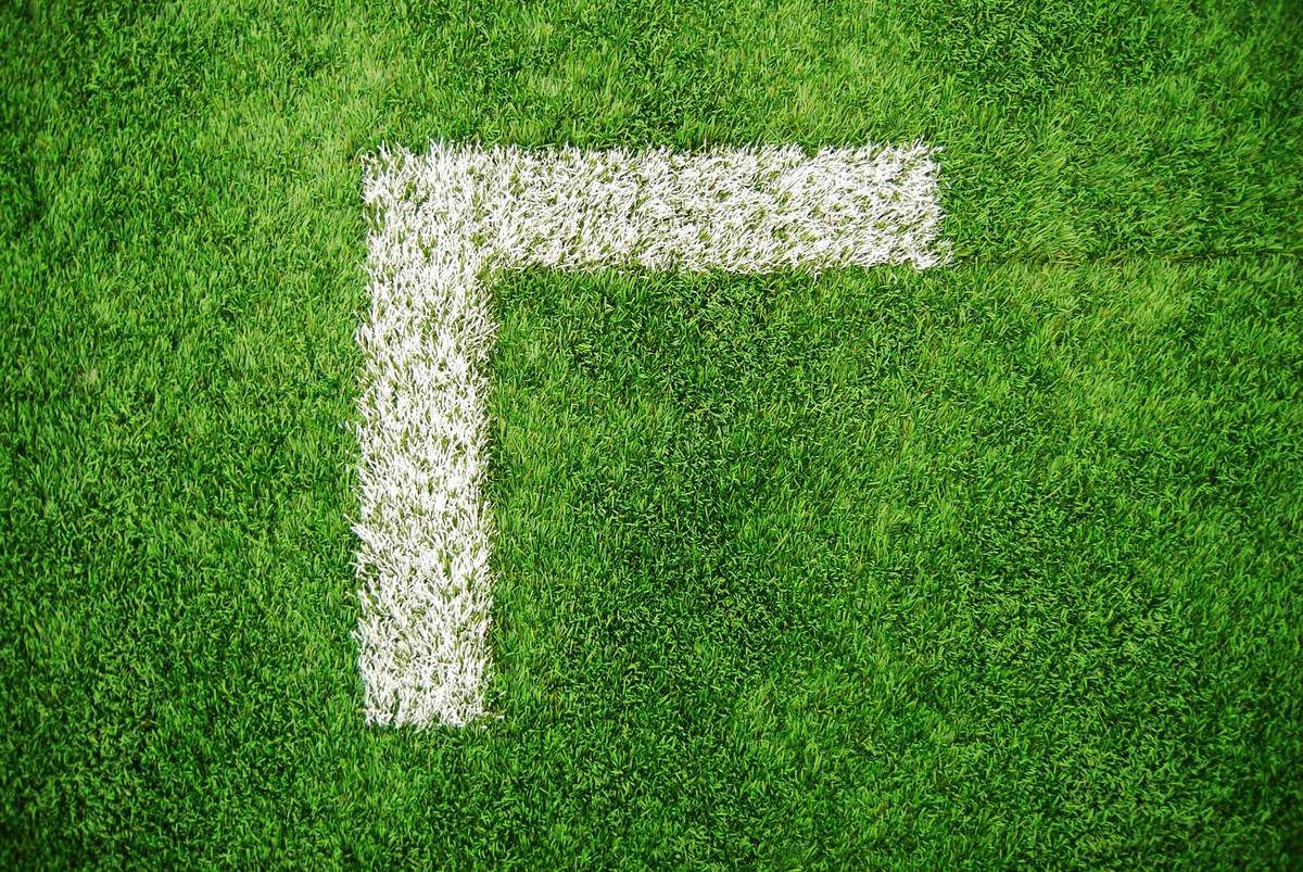 rechter Winkel auf einem Fussballrasen; Buchstabe r | right angle on a soccer field; letter r